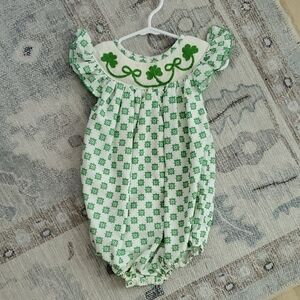 Poppy Kids Co. Baby Girls Clover And Bow Smocked Bubble Romper Sz12m